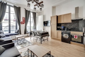 A modern apartment with a dining area, kitchen, and living room. - 17 Suite Wiz – Charming Apt 8 guest - Paris 1 (Paris)