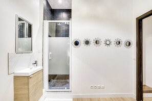 Een douche, een haardroger, handdoeken