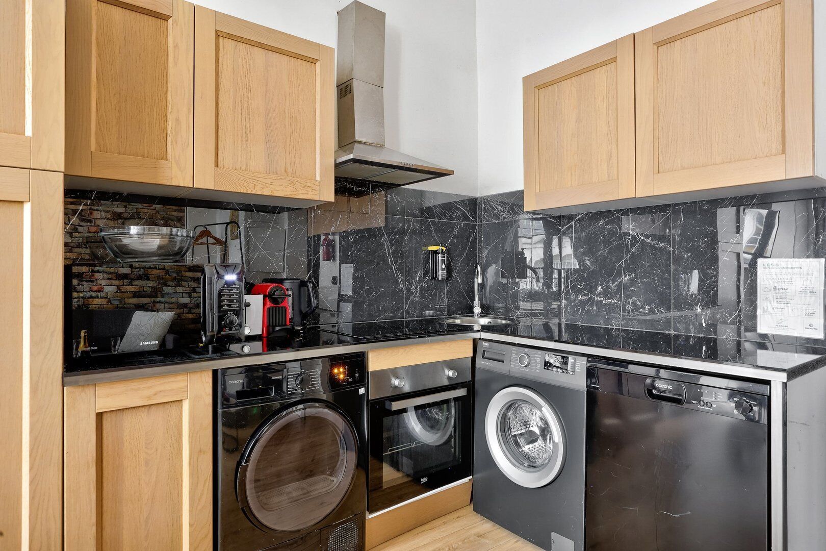 Mikrobølgeovn, ovn, oppvaskmaskin og kaffetrakter/tekoker