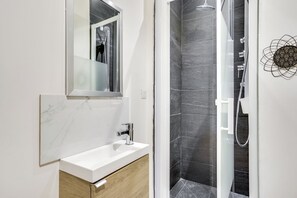 Dusche, Haartrockner, Handtücher