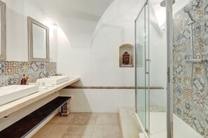 Dusche, Haartrockner, Handtücher