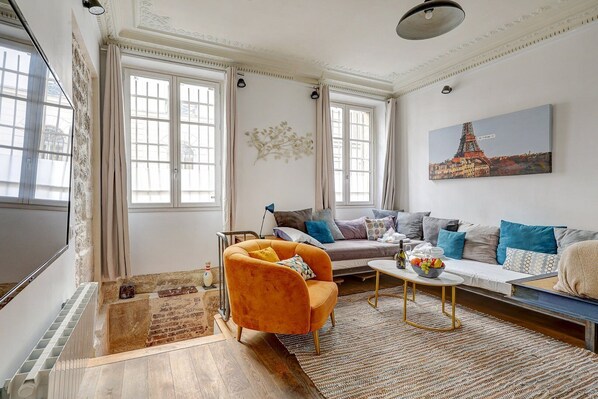 TV - TBS 221 - Nice apartment close to the Musée Grévin (Paris)