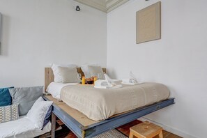 Desk, iron/ironing board, Internet, bed sheets