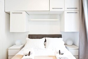 1 bedroom, desk, WiFi, bed sheets