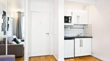 Refrigerador, microondas, cafetera y tetera y tostadora