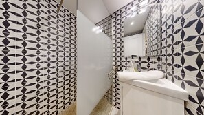 Shower, hair dryer, towels, soap - TheBlueStay 4 - Stunning Apartment in Paris 10 (Paris)