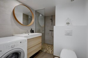 Dusch, hårtork och handdukar