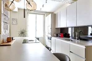 Een microgolfoven, een oven, een koffiezetapparaat/waterkoker