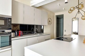 Een microgolfoven, een oven, een koffiezetapparaat/waterkoker