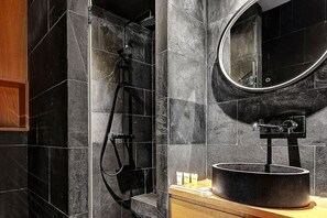 Suihku, hiustenkuivaaja, pyyhkeet