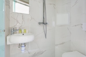 Dusche, Haartrockner, Handtücher