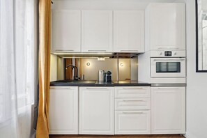 Micro-ondas, fogão, cafeteira/chaleira