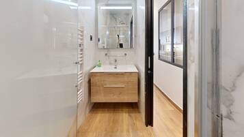 Een douche, een haardroger, handdoeken