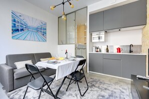 Fridge, microwave, dishwasher, coffee/tea maker - TBS 150 - Charming apartment in Quartier Latin (Paris)