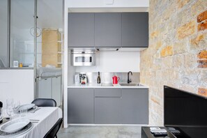 Fridge, microwave, dishwasher, coffee/tea maker - TBS 150 - Charming apartment in Quartier Latin (Paris)