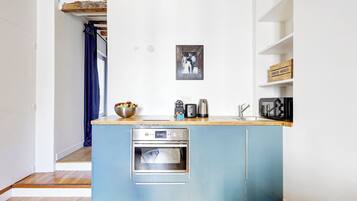 Cafetera y tetera, refrigerador, microondas y parrilla de estufa