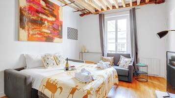 1 habitación, tabla de planchar con plancha, internet y ropa de cama