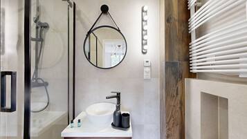 Een douche, een haardroger, handdoeken, zeep
