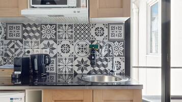 Micro-ondes, cafetière/bouilloire