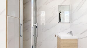 Dusche, Haartrockner, Handtücher
