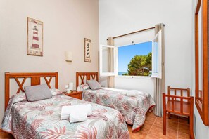 3 bedrooms, iron/ironing board, free WiFi, bed sheets - Villa Proa by Villa Plus (Alayor)