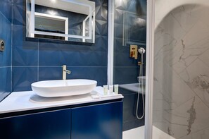 Dusche, Haartrockner, Handtücher, Seife