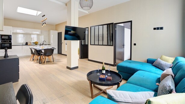 A modern apartment with a living room, kitchen, and dining area. - TBS 60 - Spacious and elegant apartment (Paris)