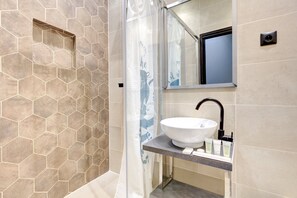 Douche, séchoir à cheveux, serviettes fournies, savon