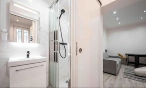 Hiustenkuivaaja, pyyhkeet, saippua, vessapaperi