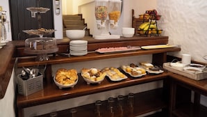 Un mostrador de buffet con diversos alimentos y utensilios.
