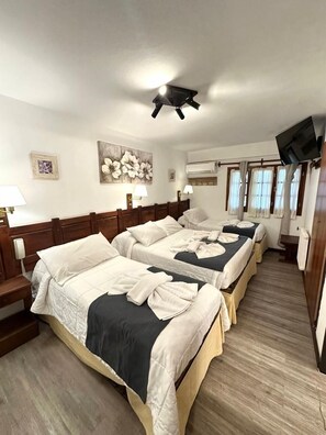 In-room safe, desk, laptop workspace, iron/ironing board - HOTEL DEL VIEJO ESQUIADOR (San Martín de los Andes)