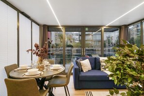 Dining - Unique Water Lodge with Rooftop (London)