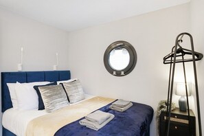 2 bedrooms, WiFi, bed sheets - Unique Water Lodge with Rooftop (London)