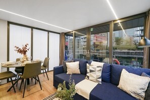 Interior - Unique Water Lodge with Rooftop (London)