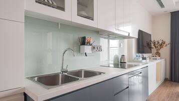 Kamar Double Deluks, pemandangan kota | Dapur pribadi | Lemari es besar, mesin pencuci piring, dan ketel listrik