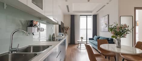 Deluxe Double Room, City View | Private kitchen