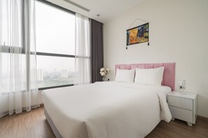 Quarto casal luxo, vista para a cidade | Escrivaninha, Wi-Fi de cortesia