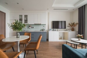 Quarto casal luxo, vista para a cidade | Área de estar