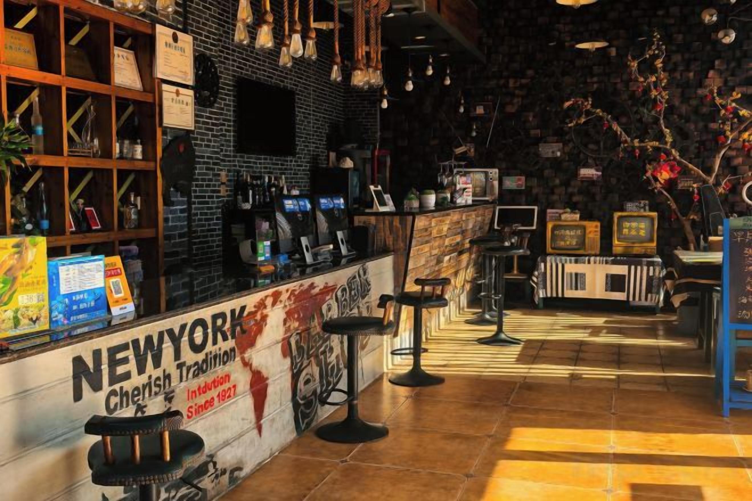 Un espace bar avec des tabourets, un comptoir et une enseigne indiquant : « NEWYORK, gardienne de la tradition depuis 1927 ».