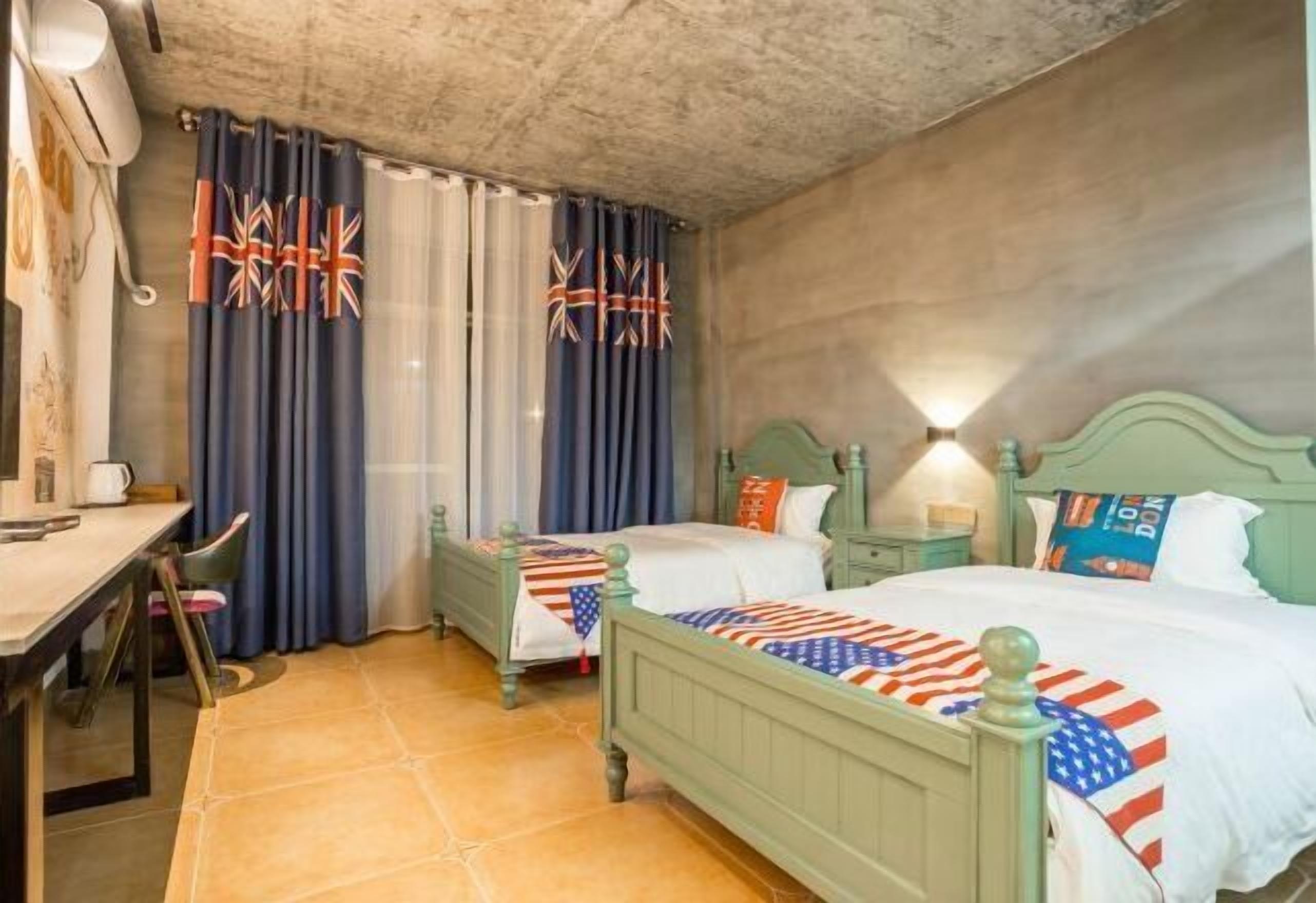 Une chambre avec deux lits, un bureau et une chaise.