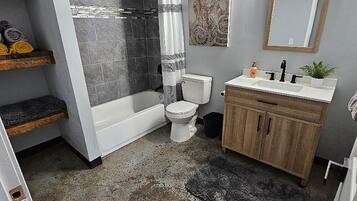 Regadera, secadora de cabello, toallas, jabón