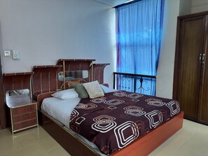 Desk, laptop workspace, bed sheets - Doris O Hotel  (Calabar)