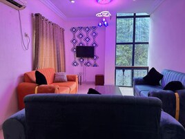 Escritorio, espacio para trabajar con laptop y ropa de cama 