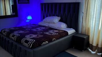 Bàn, khu vực làm việc phù hợp cho laptop, bộ trải giường