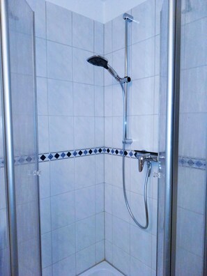 Shower, hair dryer, towels, toilet paper - 200m zu Fuß am Strand, Zentral Gelegen. Erlebnisurlaub Laboe Ferienwohnung 2 (Laboe)