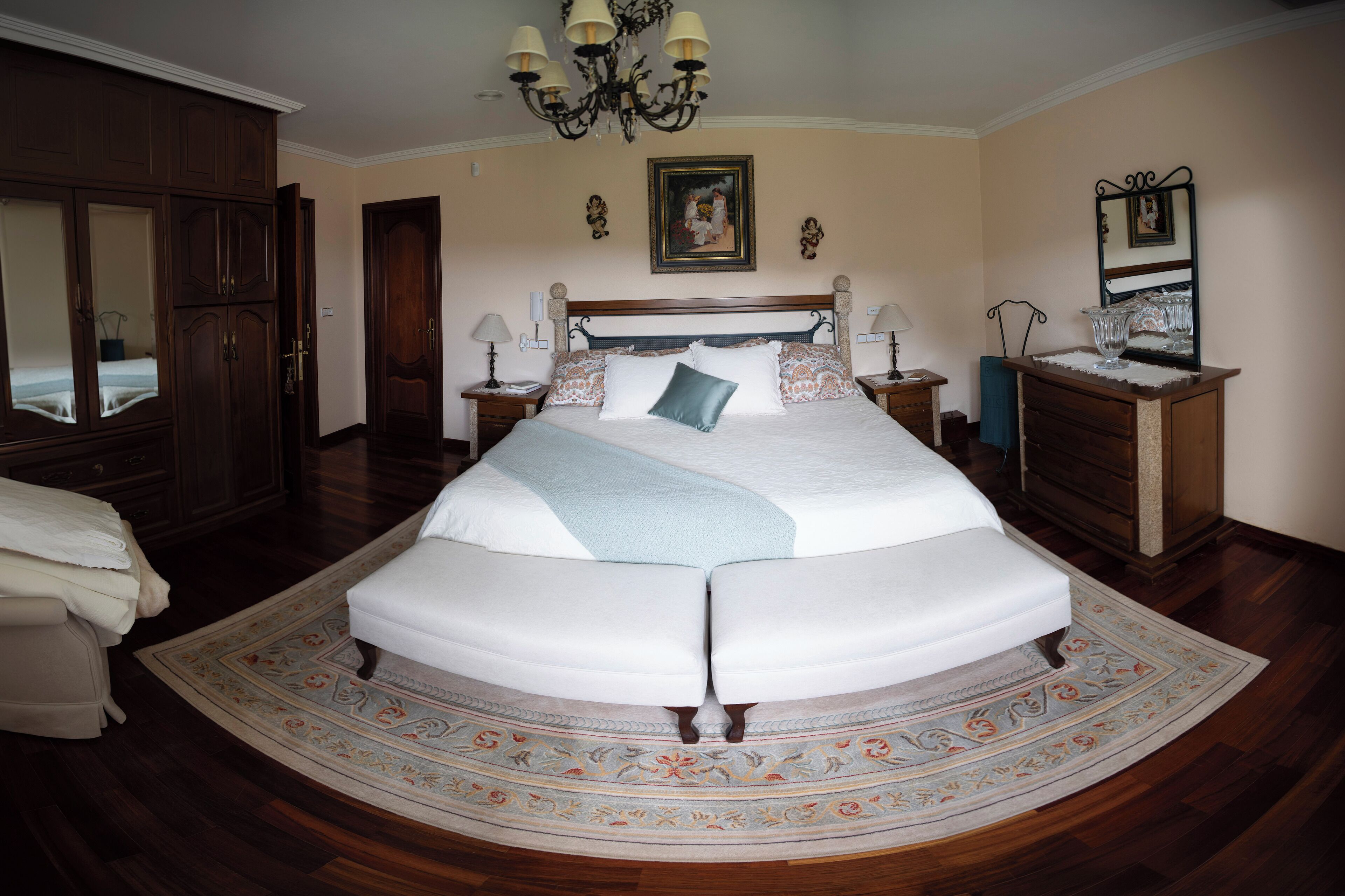 4 bedrooms, iron/ironing board, WiFi, bed sheets