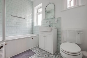 Shower, hair dryer, towels, soap - Bright Victorian family house with garden, 3 mins to Tube (LONDON)