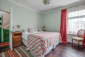 5 habitaciones, escritorio y tabla de planchar con plancha 