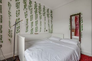 5 slaapkamers, een bureau, een strijkplank/strijkijzer, reisbedje