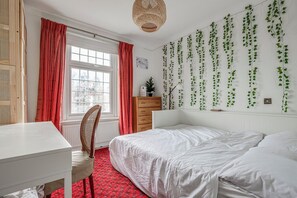 5 habitaciones, escritorio y tabla de planchar con plancha 